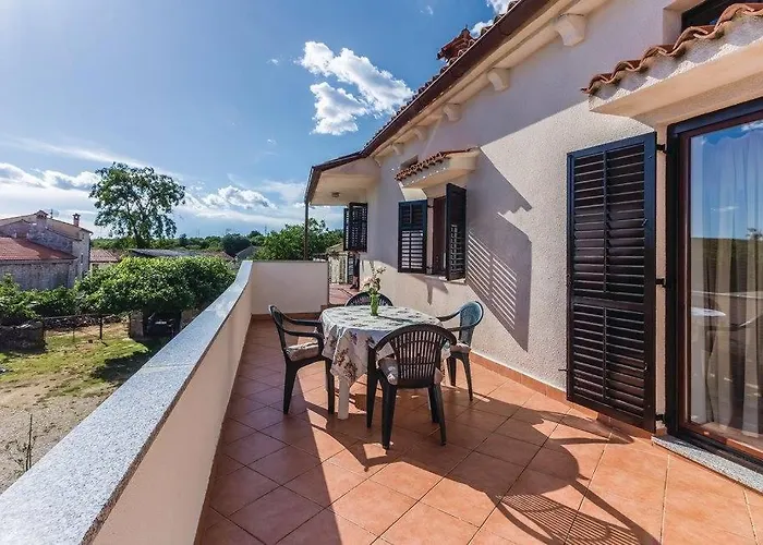Apartament Glavani With Pool